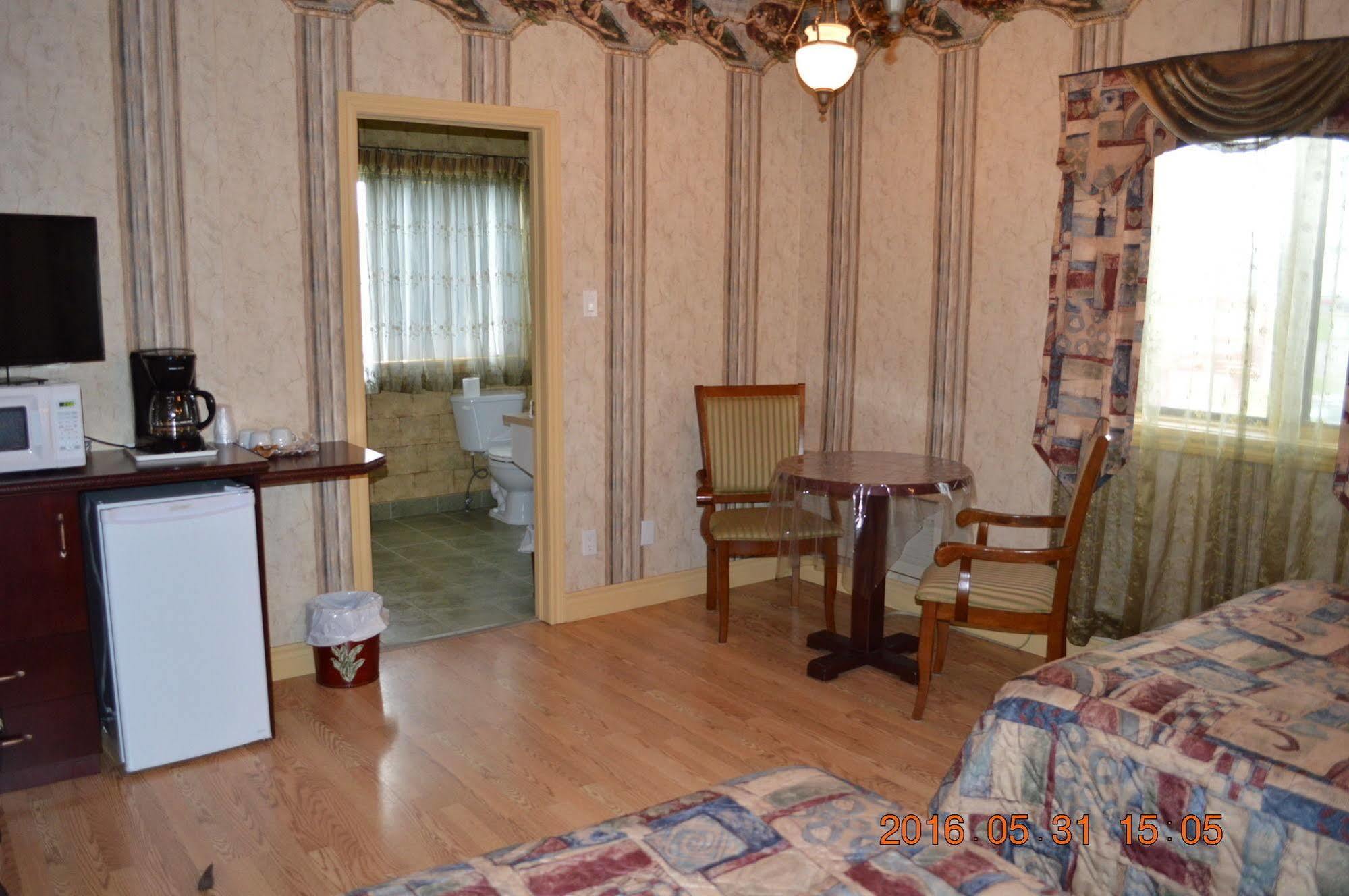 Motel-Auberge Helene Викториавилл Экстерьер фото