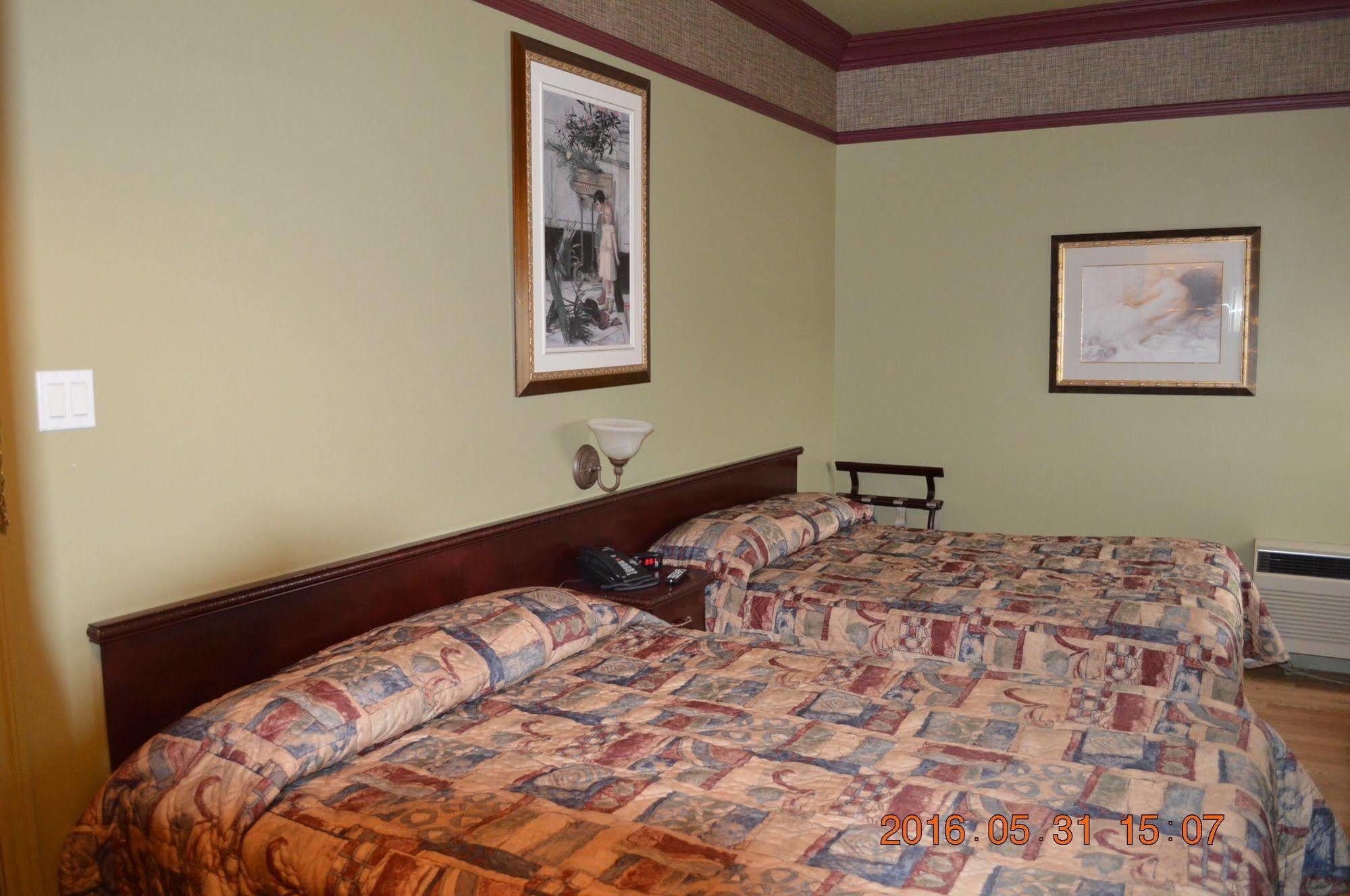 Motel-Auberge Helene Викториавилл Экстерьер фото