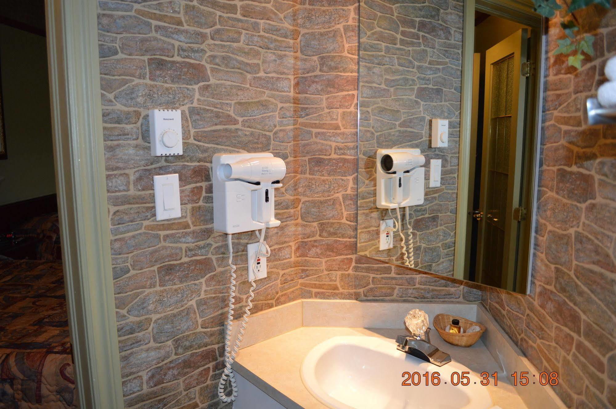 Motel-Auberge Helene Викториавилл Экстерьер фото