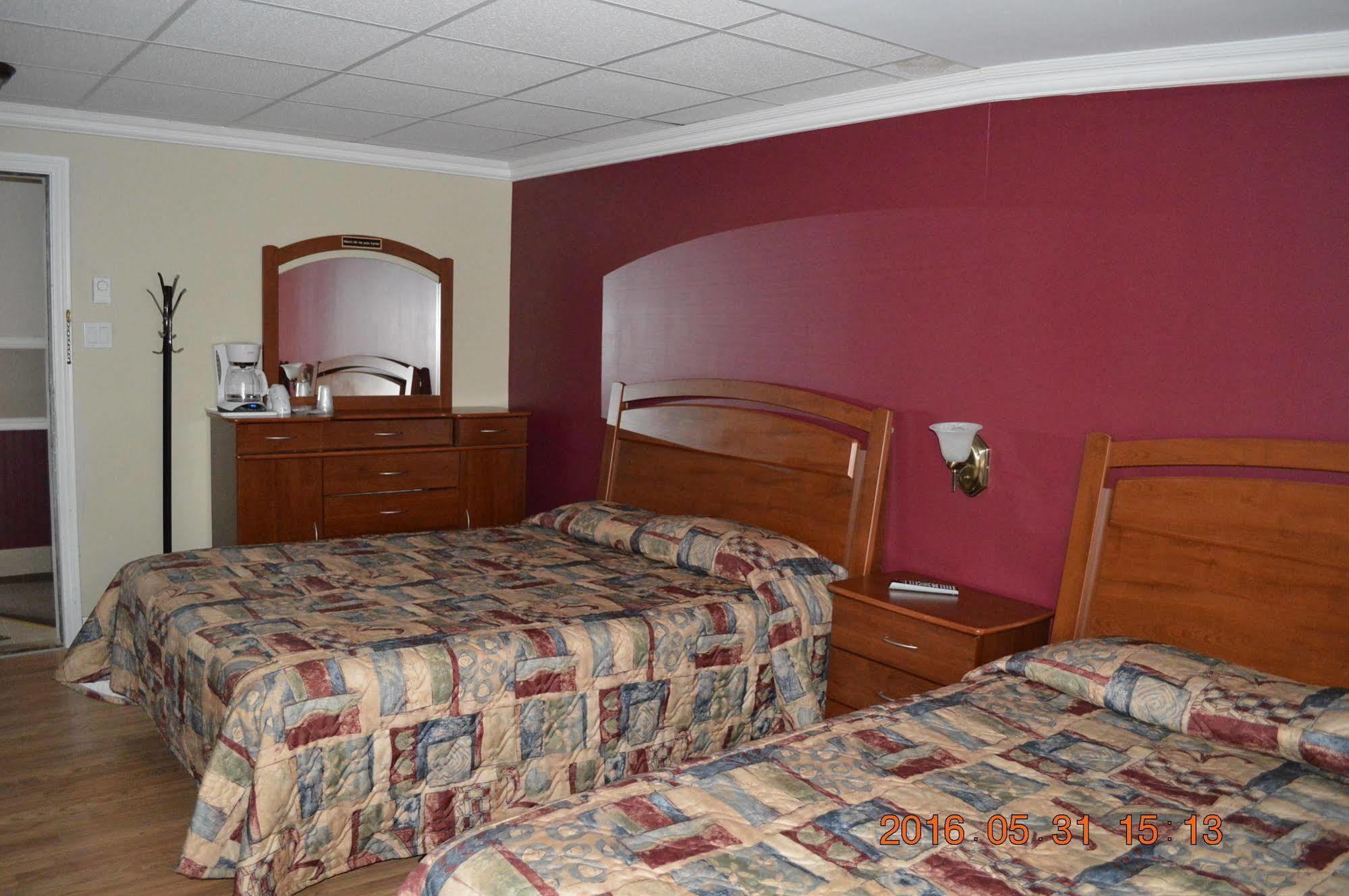 Motel-Auberge Helene Викториавилл Экстерьер фото