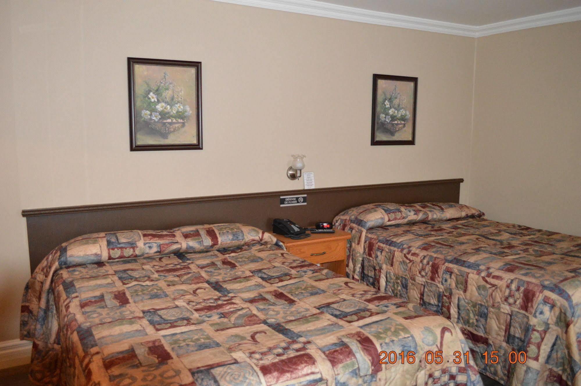 Motel-Auberge Helene Викториавилл Экстерьер фото